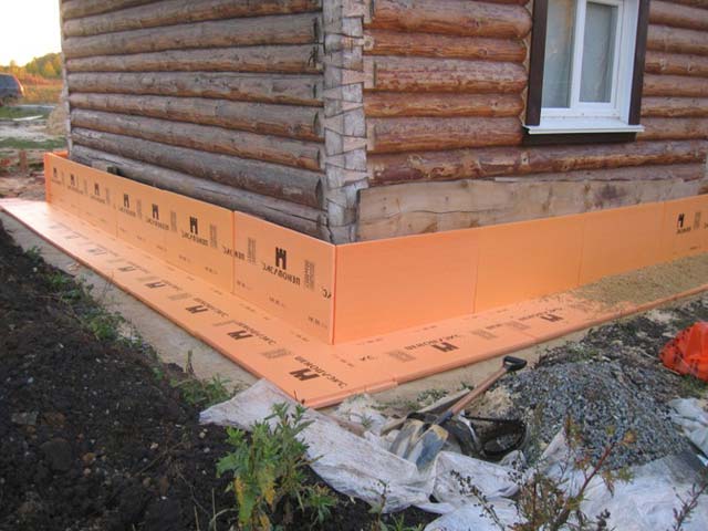 La bonne technologie pour isoler les murs avec du plastique mousse à l'extérieur de la maison et quelle doit être l'épaisseur de l'isolant ?