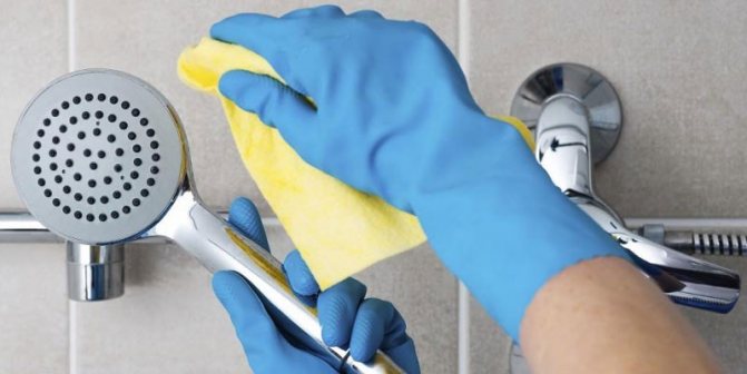 Comment laver la cabine de douche des champignons, de la plaque et de la rouille par vous-même