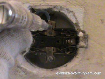 Comment déplacer une prise : instructions pour déplacer une prise vers un autre emplacement