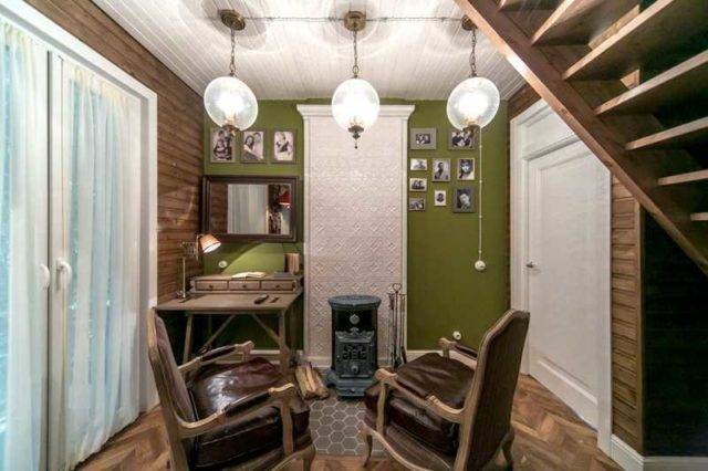 Câblage rétro ouvert dans une maison en bois: élégant et insolite