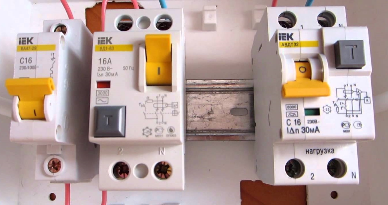 Le principe de fonctionnement d'un difavtomat et la désignation d'un automate différentiel: types d'interrupteurs de charge et pourquoi avons-nous besoin d'un type différentiel? but, valeurs et caractéristiques de l'appareil
