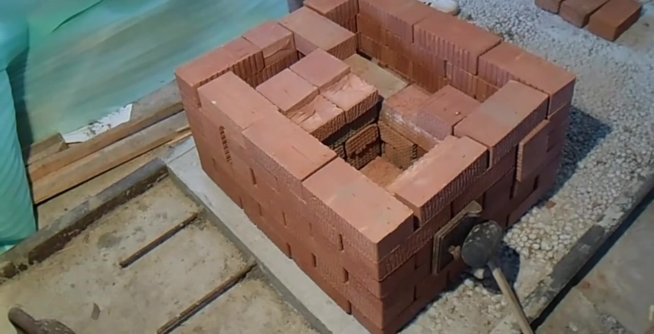 Comment, à l'aide des dessins, plier de vos propres mains des fours à briques pour une maison avec une plaque de cuisson