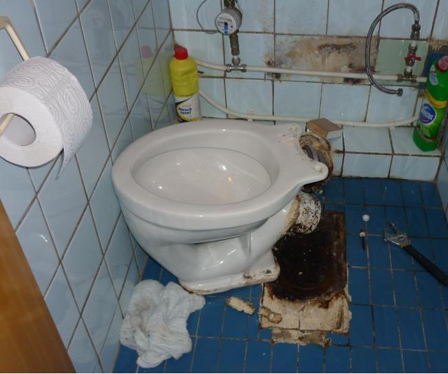 Comment remplacer une cuvette de toilettes: démonter l'ancienne et en installer une nouvelle de vos propres mains