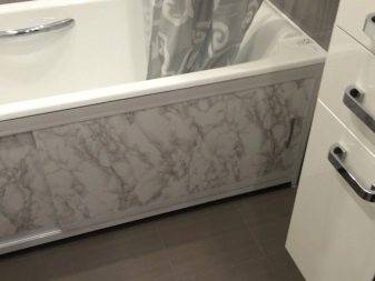 Choisir et installer un écran sous la baignoire de vos propres mains - comment tout faire de manière fonctionnelle et esthétique?