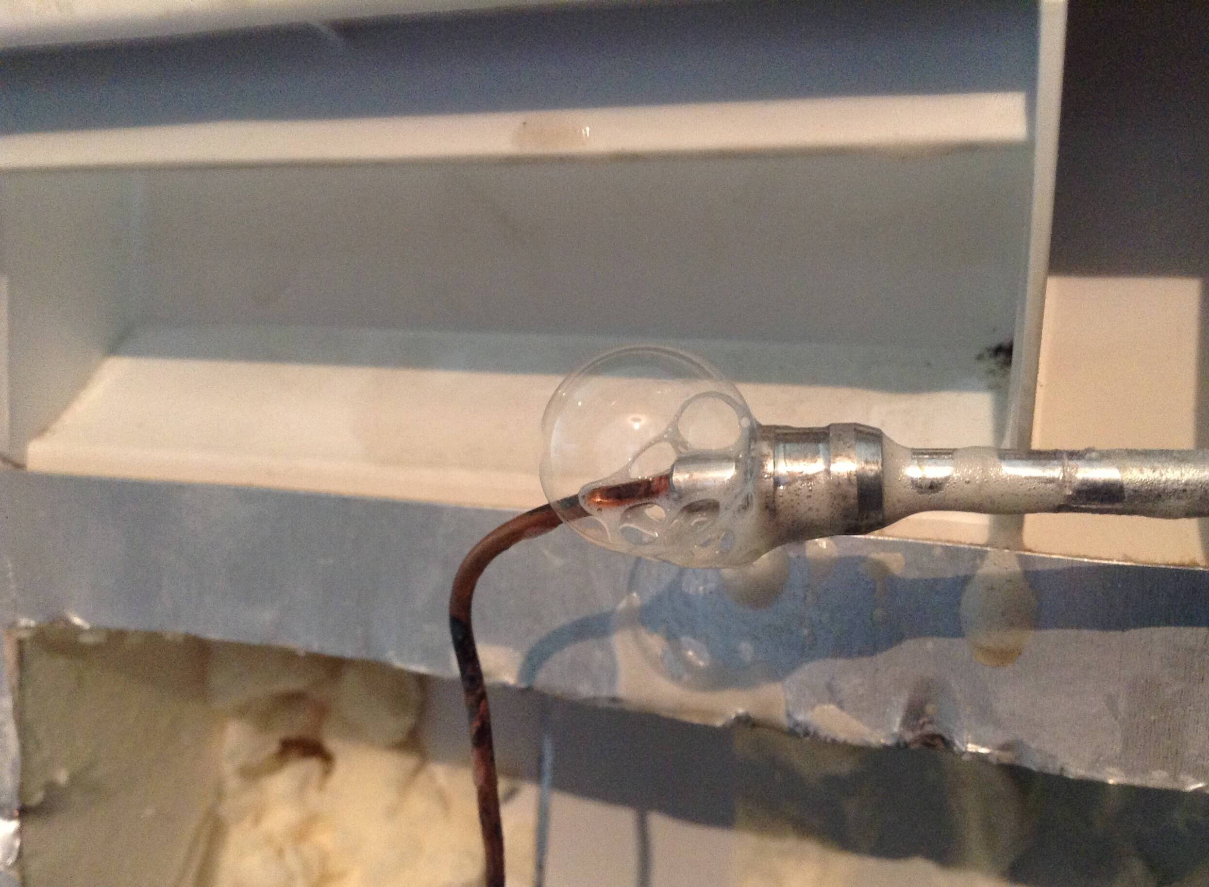 Le réfrigérateur fonctionne constamment et ne s'éteint pas: raisons de ce qu'il faut faire