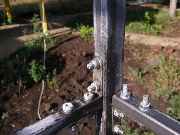 Cabines de douche en bois pour chalets d'été: construire une douche d'été de vos propres mains