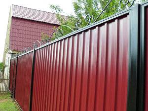 Clôture à faire soi-même à partir d'une feuille profilée: instructions pas à pas pour la construction d'une clôture