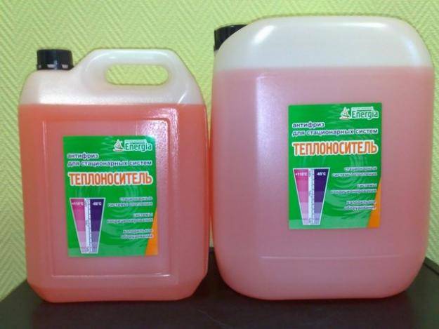 Choisir un liquide de refroidissement pour le système de chauffage d'une maison de campagne: antigel ou eau