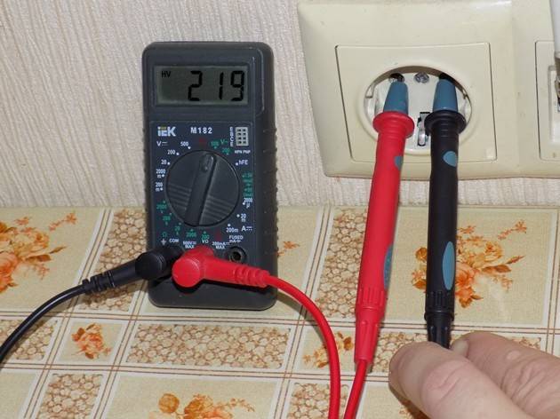 Comment vérifier la tension dans la prise avec un multimètre et mesurer