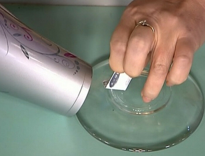 Comment décoller un autocollant sans laisser de traces