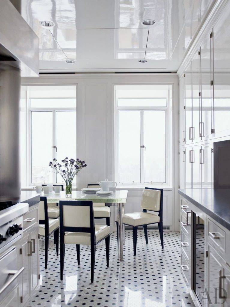 Plafonds tendus dans la cuisine: caractéristiques de choix, de conception et d'installation