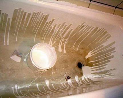 Émaillage de bain à faire soi-même: comment traiter un bain avec de l'acrylique liquide à la maison