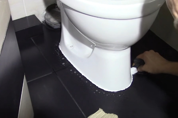 Instruction vidéo pour installer une cuvette de toilette sur un plancher en bois. presse!