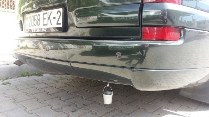 Conduire des vélos : pourquoi un seau est accroché à l'arrière d'une voiture