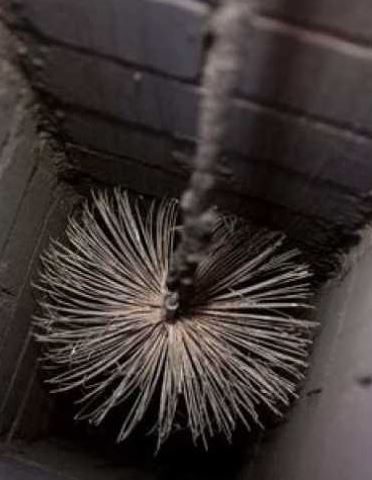 Comment nettoyer une cheminée: un aperçu des 3 meilleures façons de nettoyer une cheminée de la suie