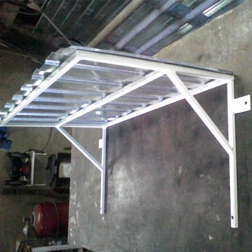 Auvents et auvents au-dessus de l'entrée