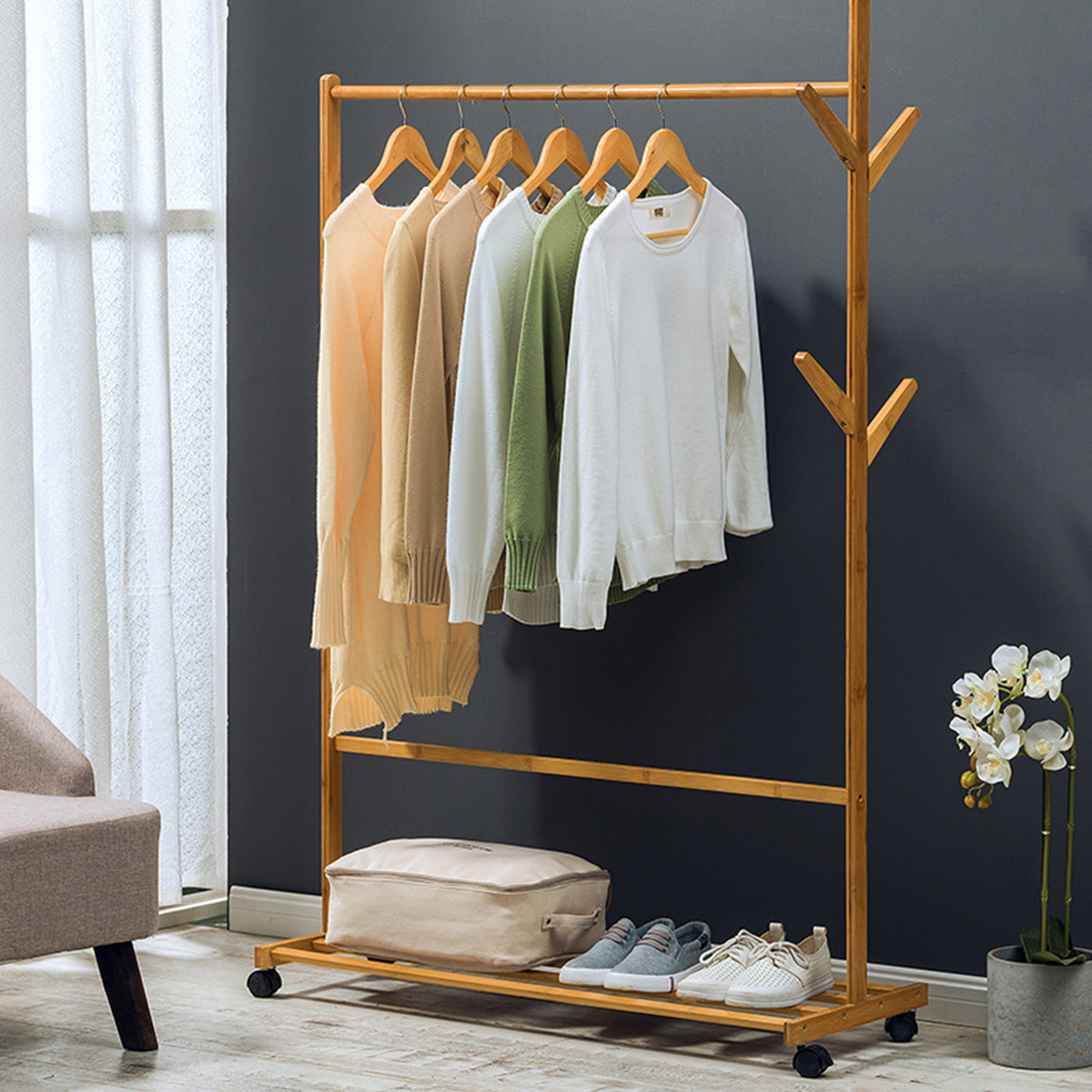 Comment plier de manière compacte les choses dans un placard sur les étagères pour qu'il y ait de l'ordre?