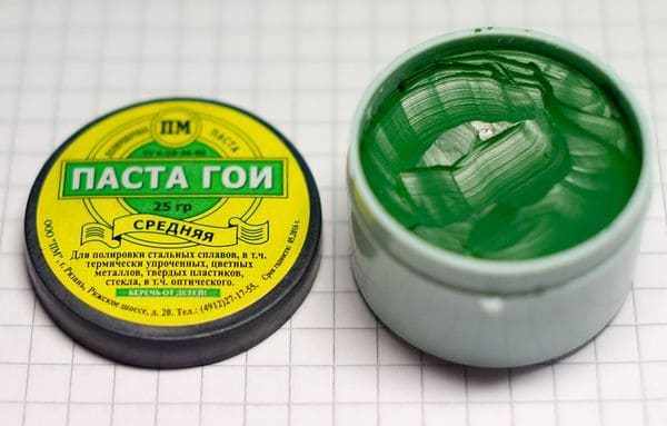 Un nettoyant pour robinet de plaque, qui se trouve dans n'importe quelle salle de bain