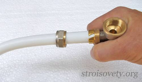 Installation à faire soi-même de tuyaux métal-plastique: technologie de connexion et exemples de câblage