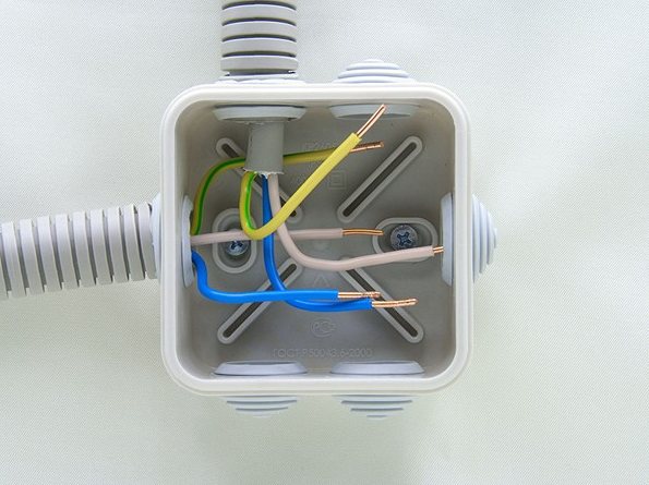 Un bon éclairage dans la salle de bain : techniques de conception + normes de sécurité