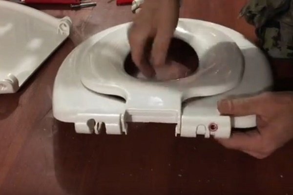 Fixation des toilettes au sol - de toutes les manières avec des instructions étape par étape !