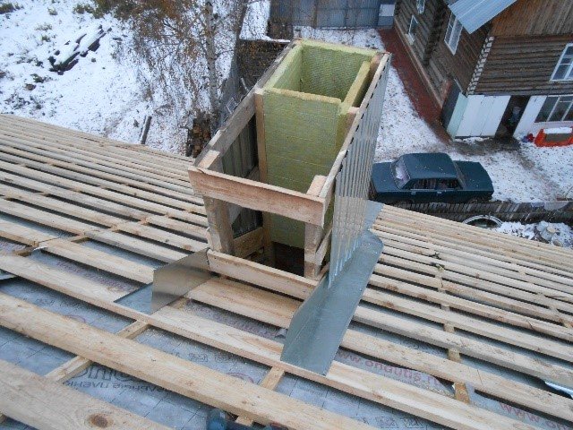 Isolation d'une cheminée extérieure d'un tube sandwich dans un caisson profilé métallique