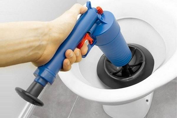 17 façons de nettoyer un bouchon dans votre tuyau d'égout à la maison