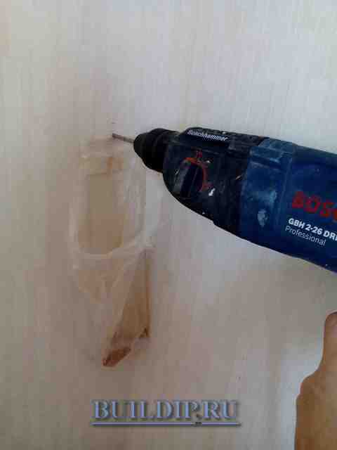 Un moyen facile de percer le plafond sans poussière