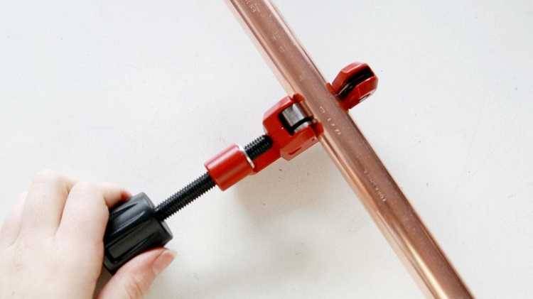 Souder des tuyaux en cuivre : analyse pas à pas du travail et exemples pratiques