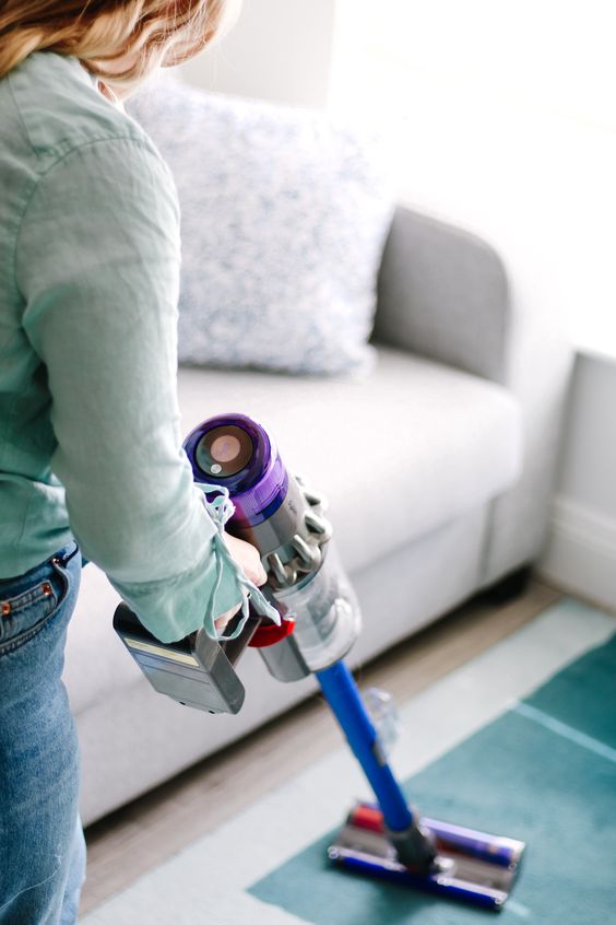 Revue de l'aspirateur sans fil Dyson V8 : une puissance de bâton sans précédent