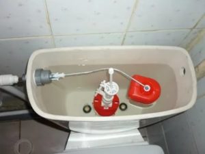 Nous réglons le fonctionnement des raccords à flotteur, d'arrêt et de trop-plein de la cuvette des toilettes