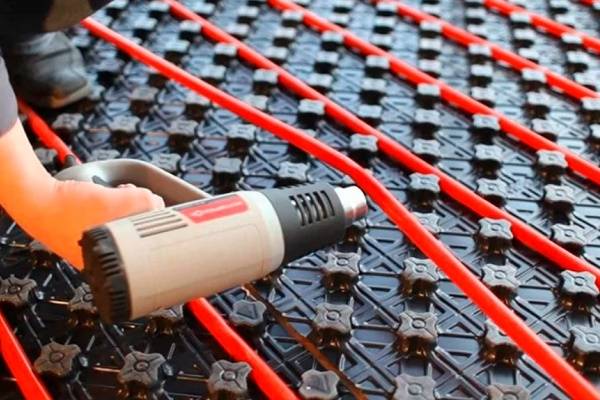 Tuyau pour chauffage au sol en polyéthylène réticulé - caractéristiques d'installation