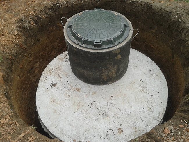 Trou de drainage dans une maison privée de vos propres mains: comment creuser et vous équiper