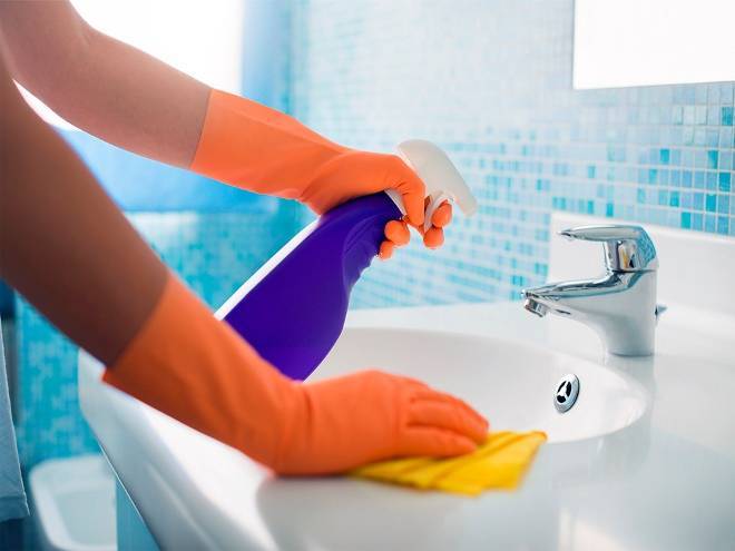 Caractéristiques du nettoyage du bain - recettes folkloriques et produits en magasin