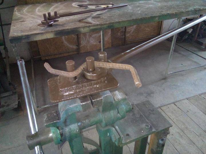 Machine de bricolage pour cintrer les tubes profilés