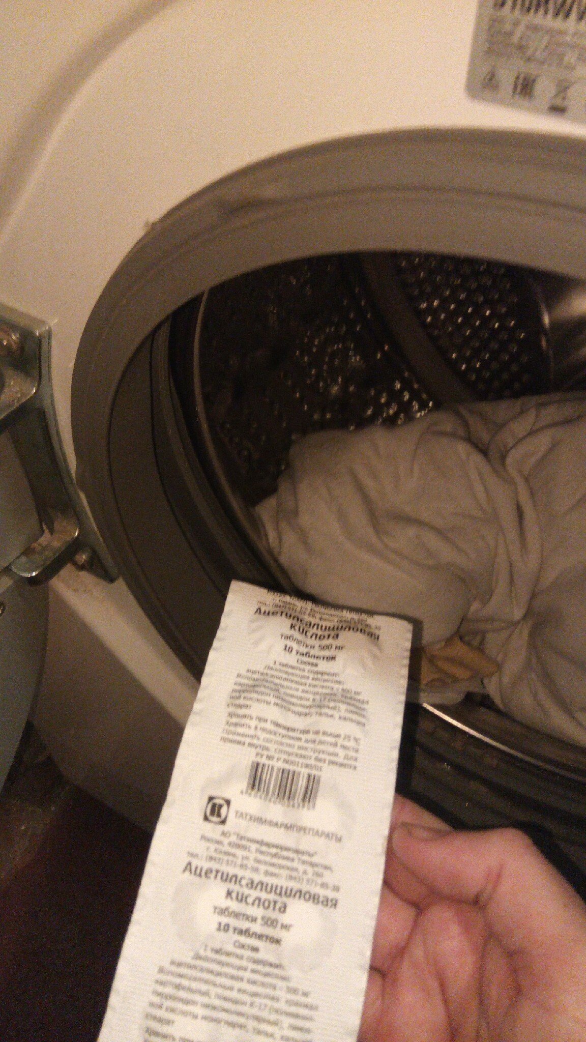 Aspirine pour laver les vêtements blancs: comment laver avec de l'acide acétylsalicylique