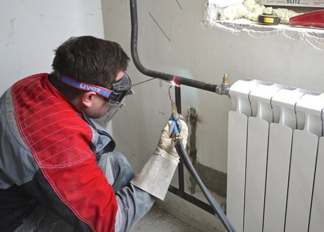 Nous cuisinons des tuyaux par soudure électrique sous un miroir