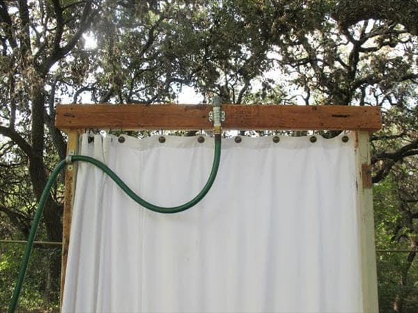 Cabines de douche en bois pour chalets d'été: construire une douche d'été de vos propres mains