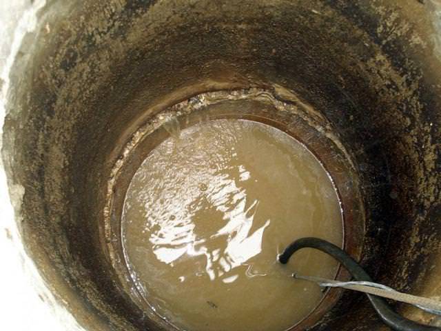 Nettoyage de puits à faire soi-même : méthodes manuelles et de pompage + mesures de sécurité