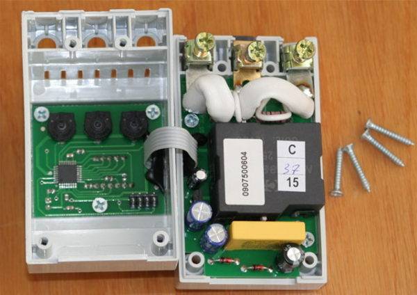 Relais de contrôle de tension: principe de fonctionnement, circuit, nuances de connexion