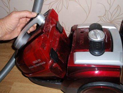 Test de l'aspirateur Vitek VT 1833 : l'aquafiltration à un super prix