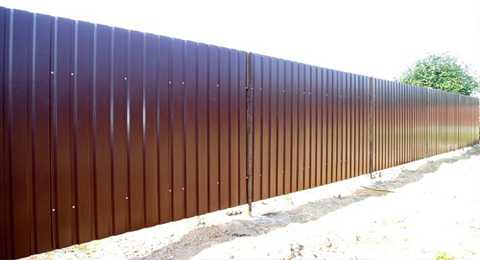 Clôture à faire soi-même à partir d'une feuille profilée: instructions pas à pas pour la construction d'une clôture