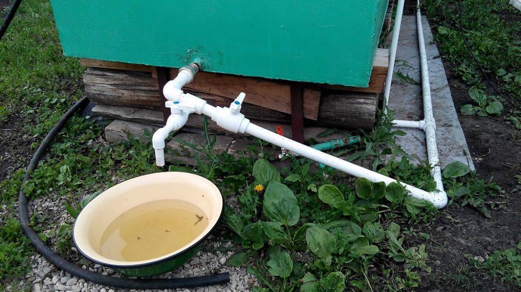 Le dispositif d'un système d'approvisionnement en eau dans le pays et posé sur le site