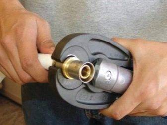 Raccords à sertir pour tuyaux métal-plastique: types, marquage, objectif + exemple de travail d'installation