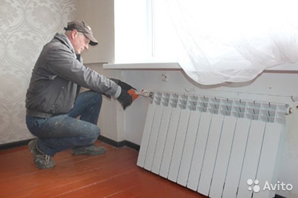 Installation de radiateurs de chauffage dans l'appartement