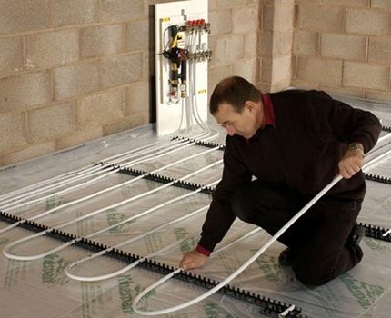 Comment faire un sol chaud dans la salle de bain de vos propres mains: un guide étape par étape