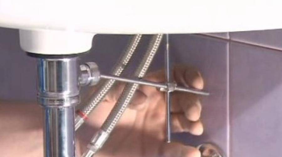 Comment fixer la baignoire au mur, au sol, attaches, fixation des pieds