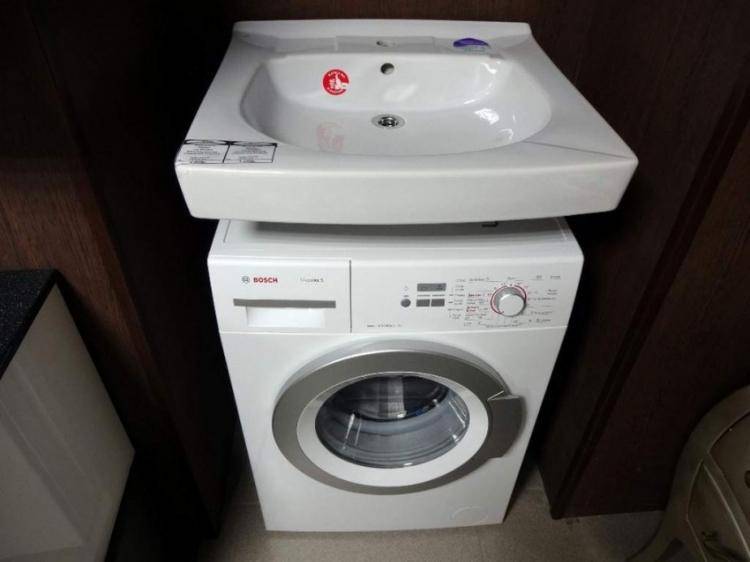 Évier au-dessus de la machine à laver: caractéristiques de conception + nuances d'installation