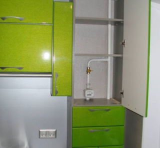 Comment cacher un tuyau de gaz dans la cuisine: méthodes de masquage et règles de la boîte