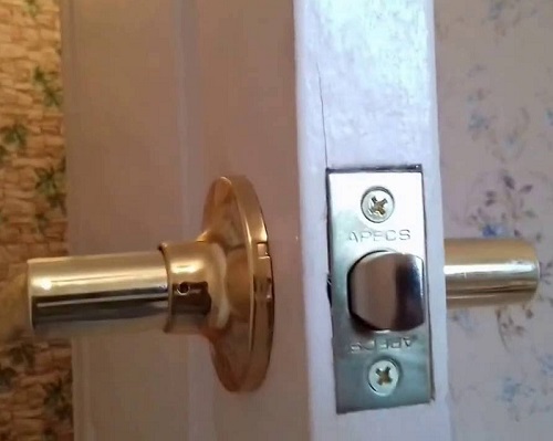 Installation d'une serrure de porte dans une porte intérieure - une instruction simple
